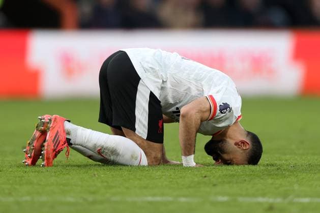Bournemouth gegen Liverpool 01. Februar 2025 Premier League Fußball Bournemouth gegen Liverpool Mohamed Salah von Liverpool legt seinen Kopf auf den Boden, als er nach seinem zweiten Tor feiert Foto von Mark Leech Bournemouth UK  Copyright: xMarkxLeechxOffside