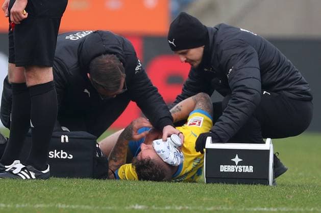 Braunschweig vs Cologne, 2 BL Braunschweig, 01 02 2025, FOOTBALL Eintracht Braunschweig vs 1 FC Cologne, 2 BL, Season 2024 25 Sebastian Polter Eintracht Braunschweig injured and needs treatment Braunschweig