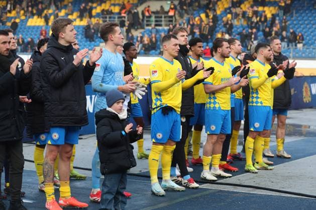 Braunschweig vs Cologne, 2 BL Braunschweig, 01 02 2025, FOOTBALL Eintracht Braunschweig vs 1 FC Cologne, 2 BL, Season 2024 25 The Eintracht Braunschweig team thanks the Braunschweig fans after the end of the game