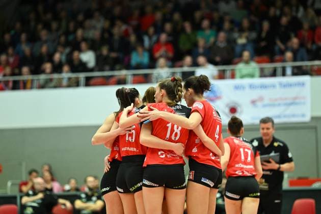 The Dresdner SC team cheers together Dresdner SC vs Schwarz Weiss Erfurt, 1 Volleyball Bundesliga Women, 2024 2025 season, 01 02 2025 Dresdner SC vs Schwarz Weiss Erfurt, 1 Volleyball Bundesliga Women, 2024 2025 season, 01 02 2025 Dresden Copyright: xEibner-Pressefoto xHoepnerx EP_PHR