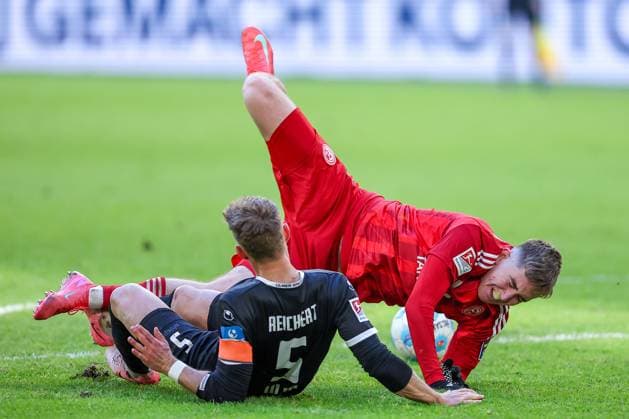 01 02 2025, Football, Fortuna Düsseldorf SSV Ulm 1846, 2 Fußball Bundesliga, 20 Matchday, Merkur Spiel Arena, Saison 2024 2025 Johannes Reichert SSV Ulm 5 in duel against Isak Johannesson Fortuna Düsseldorf 8 Foul play Elmeter Strafraum Strafraumaktion DFB regulations prohibit any use of photographs as image sequences and or quasi video Nordrhein Westfalen Germany