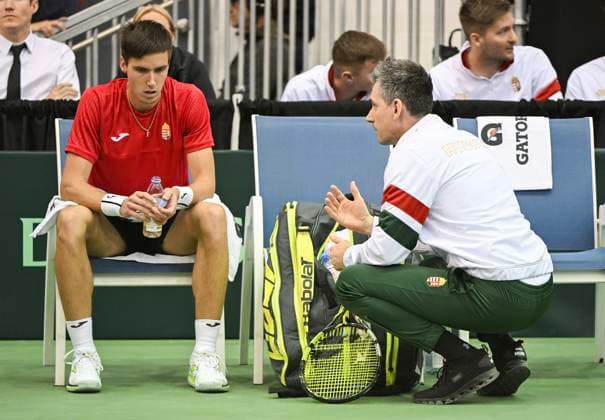 February 1, 2025, Montreal, Pq, Canada: Team Hungary captain Kornel Bardoczky, right, talks to player Fabian Marozsan during his Davis Cup qualifying tennis match against Alexis Galarneau, of Canada, in Montreal on Saturday, February 1, 2025. Alexis Galarneau, Fabian Marozsan, Kornel Bardoczky, - ZUMAc35_ 20250201_zaf_c35_034 Copyright: xGrahamxHughesx