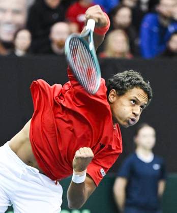 February 1, 2025, Montreal, Pq, Canada: Gabriel Diallo, of Canada, serves to Marton Fucsovics, of Hungary, during their Davis Cup qualifying tennis match in Montreal on Saturday, February 1, 2025. Gabriel Diallo, Marton Fucsovics, - ZUMAc35_ 20250201_zaf_c35_095 Copyright: xGrahamxHughesx