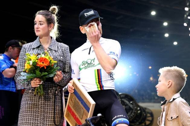 DEU, Sixdays Weekend, 01 02 2025, Velodrom, Berlin, DEU, Sixdays Weekend, in the picture Theo Reinhardt GER says goodbye, wife Jane and son Leo Photo Juergen Engler nordphoto GmbH nordphotoxGmbHx xEngler nph00076