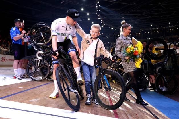 DEU, Sixdays Weekend, 01 02 2025, Velodrom, Berlin, DEU, Sixdays Weekend, in the picture Theo Reinhardt GER says goodbye, wife Jane and son Leo Photo Juergen Engler nordphoto GmbH nordphotoxGmbHx xEngler nph00076