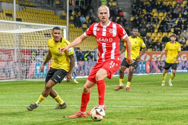 v li Florian Heister Alemannia Aachen, 19 , Phil Halbauer FC Energie Cottbus, 11 , duel, duel, tackle, tackling, dynamics, action, action, 31 01 2025, Aachen Germany , Football, 3 Liga, Alemannia Aachen FC Energie Cottbus, Football, 3 Liga, Alemannia Aachen FC Energie Cottbus, DFB DFL REGULATIONS PROHIBIT ANY USE OF PHOTOGRAPHS AS IMAGE SEQUENCES AND OR QUASI VIDEO xmhx
