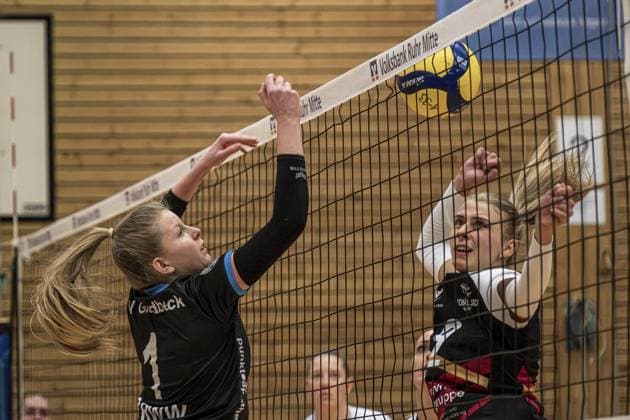 Volleyball Regionalliga in Gladbeck FOR EDITORIAL PURPOSES ONLY p left Ellen Plonowski at the net Volleyball Regionalliga TV Gladbeck MTV Köln on Saturday, February 01, 2025 in Gladbeck ¨ Germany NRW Gladbeck Copyright ChristophxWojtyczka Copyright: ChristophxWojtyczka doc7z6m2sf51mhzzctsj2n ,EDITORIAL USE ONLY Copyright: ChristophxWojtyczka