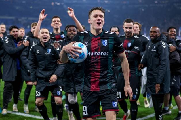 Bilder des Jahres 2025, Sport 02 Februar Sport Themen der Woche KW05 Sport Bilder des Tages 01.02.2025, Fußball, FC Schalke 04 - 1. FC Magdeburg, 2.. Fußball Bundesliga, 20. Spieltag, Veltins-Arena Gelsenkirchen, Saison 2024 2025: Freude und Emotionen nach dem 5:1 Sieg für Magdeburg. Der vierfache Torschütze Martijn Kaars (1.FC Magdeburg 9) hat sich den Spielball gesichert und steht jubelnd und tanzend mit der Mannschaft vor den feiernden Fans. DFB regulations prohibit any use of photographs as image sequences and or quasi-video. Nordrhein-Westfalen Deutschland *** 01 02 2025, Football, FC Schalke 04 1 FC Magdeburg, 2 Fußball Bundesliga, Matchday 20, Veltins Arena Gelsenkirchen, Season 2024 2025 Joy and emotions after the 5 1 victory for Magdeburg The four-time goal scorer Martijn Kaars 1 FC Magdeburg 9 has secured the match ball and stands cheering and dancing with the team in front of the celebrating fans DFB regulations prohibit any use of photographs as image sequences and or quasi video North Rhine-Westphalia Germany