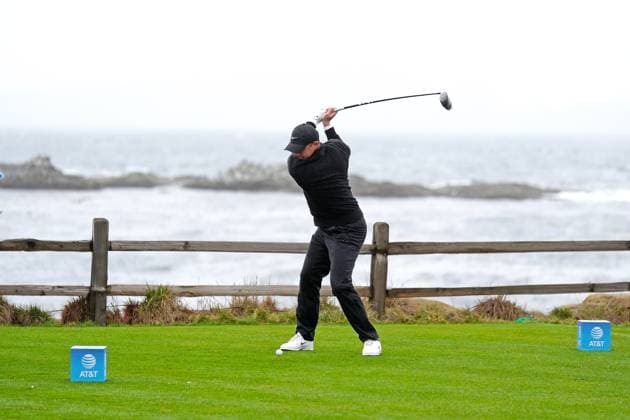 PEBBLE BEACH, CA - FEBRUARY 01: PGA, Golf Herren golfer Rory McIlroy plays his tee shot on the 18th hole during the third round of the AT&T Pebble Beach Pro AM on February 1, 2025, at Pebble Beach Golf Links in Pebble Beach, California. (Photo by Brian Spurlock Icon Sportswire) GOLF: FEB 01 PGA AT&T Pebble Beach Pro-Am EDITORIAL USE ONLY Icon2502011