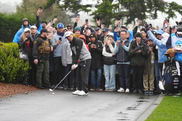 PEBBLE BEACH, CA - FEBRUARY 01: PGA, Golf Herren golfer Collin Morikawa plays his second shot on the 18th hole from a lie on the cart path during the third round of the AT&T Pebble Beach Pro AM on February 1, 2025, at Pebble Beach Golf Links in Pebble Beach, California. (Photo by Brian Spurlock Icon Sportswire) GOLF: FEB 01 PGA AT&T Pebble Beach Pro-Am EDITORIAL USE ONLY Icon2502015