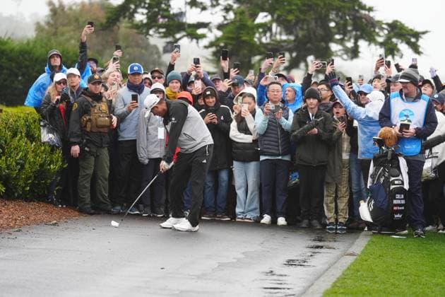 PEBBLE BEACH, CA - FEBRUARY 01: PGA, Golf Herren golfer Collin Morikawa plays his second shot on the 18th hole from a lie on the cart path during the third round of the AT&T Pebble Beach Pro AM on February 1, 2025, at Pebble Beach Golf Links in Pebble Beach, California. (Photo by Brian Spurlock Icon Sportswire) GOLF: FEB 01 PGA AT&T Pebble Beach Pro-Am EDITORIAL USE ONLY Icon2502017