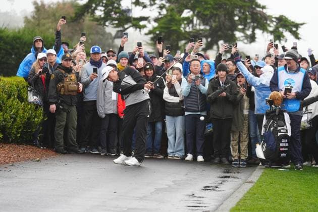PEBBLE BEACH, CA - FEBRUARY 01: PGA, Golf Herren golfer Collin Morikawa plays his second shot on the 18th hole from a lie on the cart path during the third round of the AT&T Pebble Beach Pro AM on February 1, 2025, at Pebble Beach Golf Links in Pebble Beach, California. (Photo by Brian Spurlock Icon Sportswire) GOLF: FEB 01 PGA AT&T Pebble Beach Pro-Am EDITORIAL USE ONLY Icon2502018