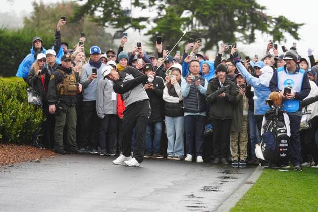 PEBBLE BEACH, CA - FEBRUARY 01: PGA, Golf Herren golfer Collin Morikawa plays his second shot on the 18th hole from a lie on the cart path during the third round of the AT&T Pebble Beach Pro AM on February 1, 2025, at Pebble Beach Golf Links in Pebble Beach, California. (Photo by Brian Spurlock Icon Sportswire) GOLF: FEB 01 PGA AT&T Pebble Beach Pro-Am EDITORIAL USE ONLY Icon2502019