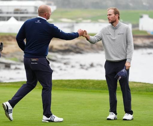 PEBBLE BEACH, CA - FEBRUARY 01: PGA, Golf Herren golfer Sepp Straka gets a fist bump from Russell Henley after finishing on the 18th hole during the third round of the AT&T Pebble Beach Pro AM on February 1, 2025, at Pebble Beach Golf Links in Pebble Beach, California. (Photo by Brian Spurlock Icon Sportswire) GOLF: FEB 01 PGA AT&T Pebble Beach Pro-Am EDITORIAL USE ONLY Icon25020116