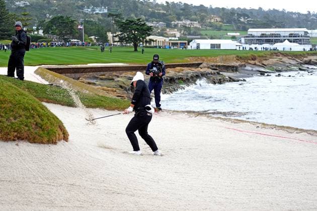 PEBBLE BEACH, CA - FEBRUARY 01: PGA, Golf Herren golfer Tom Kim hits out of a green side bunker on the 18th hole during the third round of the AT&T Pebble Beach Pro AM on February 1, 2025, at Pebble Beach Golf Links in Pebble Beach, California. (Photo by Brian Spurlock Icon Sportswire) GOLF: FEB 01 PGA AT&T Pebble Beach Pro-Am EDITORIAL USE ONLY Icon25020119