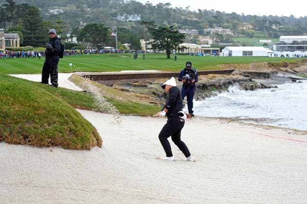 PEBBLE BEACH, CA - FEBRUARY 01: PGA, Golf Herren golfer Tom Kim hits out of a green side bunker on the 18th hole during the third round of the AT&T Pebble Beach Pro AM on February 1, 2025, at Pebble Beach Golf Links in Pebble Beach, California. (Photo by Brian Spurlock Icon Sportswire) GOLF: FEB 01 PGA AT&T Pebble Beach Pro-Am EDITORIAL USE ONLY Icon25020120
