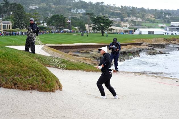 PEBBLE BEACH, CA - FEBRUARY 01: PGA, Golf Herren golfer Tom Kim hits out of a green side bunker on the 18th hole during the third round of the AT&T Pebble Beach Pro AM on February 1, 2025, at Pebble Beach Golf Links in Pebble Beach, California. (Photo by Brian Spurlock Icon Sportswire) GOLF: FEB 01 PGA AT&T Pebble Beach Pro-Am EDITORIAL USE ONLY Icon25020121
