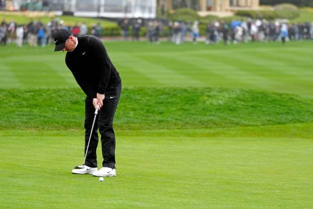 PEBBLE BEACH, CA - FEBRUARY 01: PGA, Golf Herren golfer Rory McIlroy putts on the 18th hole during the third round of the AT&T Pebble Beach Pro AM on February 1, 2025, at Pebble Beach Golf Links in Pebble Beach, California. (Photo by Brian Spurlock Icon Sportswire) GOLF: FEB 01 PGA AT&T Pebble Beach Pro-Am EDITORIAL USE ONLY Icon25020124