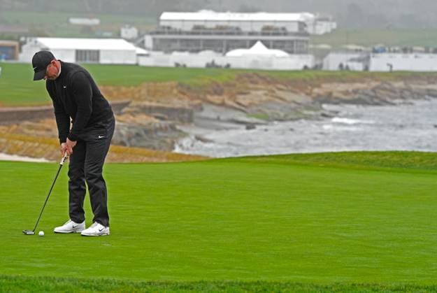 PEBBLE BEACH, CA - FEBRUARY 01: PGA, Golf Herren golfer Rory McIlroy putts on the 18th hole during the third round of the AT&T Pebble Beach Pro AM on February 1, 2025, at Pebble Beach Golf Links in Pebble Beach, California. (Photo by Brian Spurlock Icon Sportswire) GOLF: FEB 01 PGA AT&T Pebble Beach Pro-Am EDITORIAL USE ONLY Icon25020125