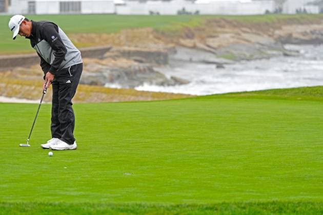 PEBBLE BEACH, CA - FEBRUARY 01: PGA, Golf Herren golfer Collin Morikawa makes a birdie putt on the 18th hole during the third round of the AT&T Pebble Beach Pro AM on February 1, 2025, at Pebble Beach Golf Links in Pebble Beach, California. (Photo by Brian Spurlock Icon Sportswire) GOLF: FEB 01 PGA AT&T Pebble Beach Pro-Am EDITORIAL USE ONLY Icon25020130