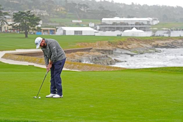 PEBBLE BEACH, CA - FEBRUARY 01: PGA, Golf Herren golfer Shane Lowry makes a birdie putt on the 18th hole during the third round of the AT&T Pebble Beach Pro AM on February 1, 2025, at Pebble Beach Golf Links in Pebble Beach, California. (Photo by Brian Spurlock Icon Sportswire) GOLF: FEB 01 PGA AT&T Pebble Beach Pro-Am EDITORIAL USE ONLY Icon25020136