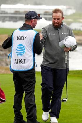 PEBBLE BEACH, CA - FEBRUARY 01: PGA, Golf Herren golfer Shane Lowry is congratulated by his caddie after making a birdie putt on the 18th hole during the third round of the AT&T Pebble Beach Pro AM on February 1, 2025, at Pebble Beach Golf Links in Pebble Beach, California. (Photo by Brian Spurlock Icon Sportswire) GOLF: FEB 01 PGA AT&T Pebble Beach Pro-Am EDITORIAL USE ONLY Icon25020137