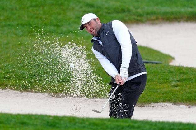 PEBBLE BEACH, CA - FEBRUARY 01: PGA, Golf Herren golfer Scottie Scheffler hits out of a sand trap on the 17th hole during the third round of the AT&T Pebble Beach Pro AM on February 1, 2025, at Pebble Beach Golf Links in Pebble Beach, California. (Photo by Brian Spurlock Icon Sportswire) GOLF: FEB 01 PGA AT&T Pebble Beach Pro-Am EDITORIAL USE ONLY Icon25020139