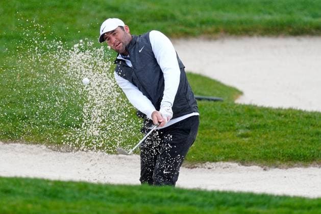 PEBBLE BEACH, CA - FEBRUARY 01: PGA, Golf Herren golfer Scottie Scheffler hits out of a sand trap on the 17th hole during the third round of the AT&T Pebble Beach Pro AM on February 1, 2025, at Pebble Beach Golf Links in Pebble Beach, California. (Photo by Brian Spurlock Icon Sportswire) GOLF: FEB 01 PGA AT&T Pebble Beach Pro-Am EDITORIAL USE ONLY Icon25020140
