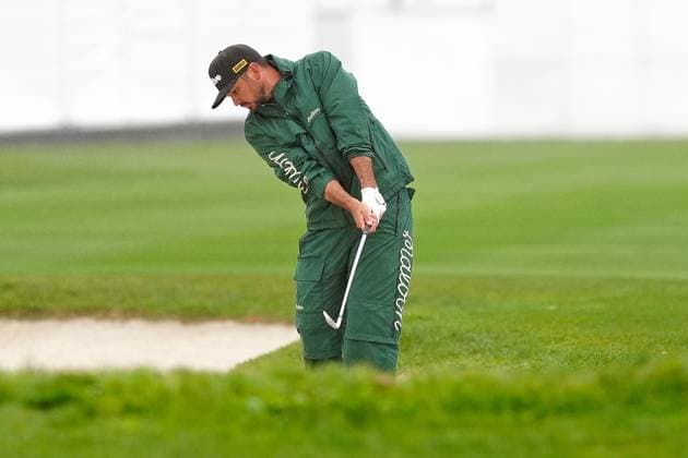 PEBBLE BEACH, CA - FEBRUARY 01: PGA, Golf Herren golfer Jason Day plays a shot out of a fairway bunker on the 18th hole during the third round of the AT&T Pebble Beach Pro AM on February 1, 2025, at Pebble Beach Golf Links in Pebble Beach, California. (Photo by Brian Spurlock Icon Sportswire) GOLF: FEB 01 PGA AT&T Pebble Beach Pro-Am EDITORIAL USE ONLY Icon25020145