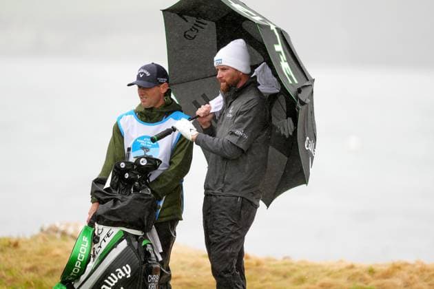 PEBBLE BEACH, CA - FEBRUARY 01: PGA, Golf Herren golfer Chris Kirk waits to putt under an umbrella on the 17th hole during the third round of the AT&T Pebble Beach Pro AM on February 1, 2025, at Pebble Beach Golf Links in Pebble Beach, California. (Photo by Brian Spurlock Icon Sportswire) GOLF: FEB 01 PGA AT&T Pebble Beach Pro-Am EDITORIAL USE ONLY Icon25020154