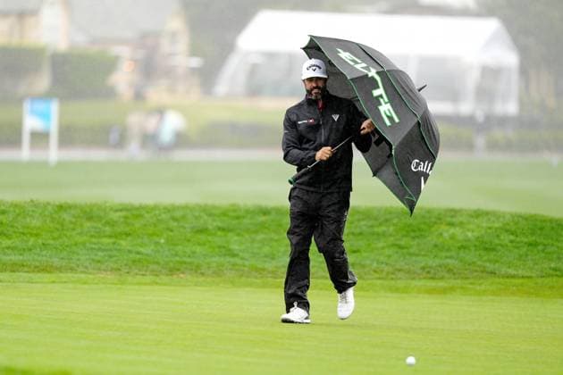 PEBBLE BEACH, CA - FEBRUARY 01: PGA, Golf Herren golfer Adam Hadwin walks under an umbrella on the 18th hole during the third round of the AT&T Pebble Beach Pro AM on February 1, 2025, at Pebble Beach Golf Links in Pebble Beach, California. (Photo by Brian Spurlock Icon Sportswire) GOLF: FEB 01 PGA AT&T Pebble Beach Pro-Am EDITORIAL USE ONLY Icon25020164