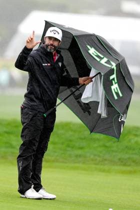 PEBBLE BEACH, CA - FEBRUARY 01: PGA, Golf Herren golfer Adam Hadwin walks under an umbrella on the 18th hole during the third round of the AT&T Pebble Beach Pro AM on February 1, 2025, at Pebble Beach Golf Links in Pebble Beach, California. (Photo by Brian Spurlock Icon Sportswire) GOLF: FEB 01 PGA AT&T Pebble Beach Pro-Am EDITORIAL USE ONLY Icon25020165