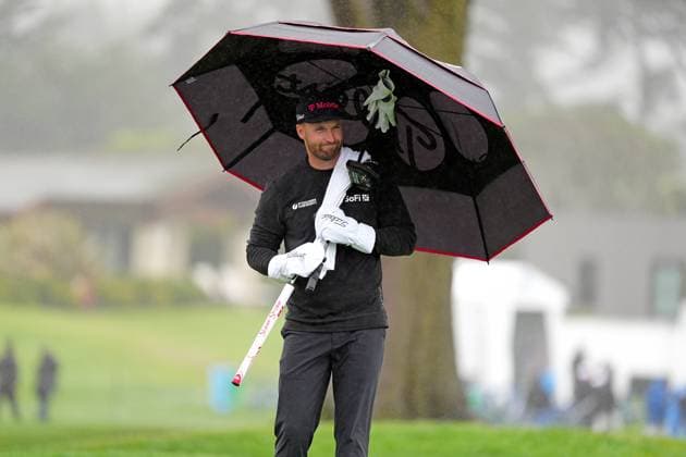 PEBBLE BEACH, CA - FEBRUARY 01: PGA, Golf Herren golfer Wyndham Clark waits under an umbrella before putting on the 18th hole during the third round of the AT&T Pebble Beach Pro AM on February 1, 2025, at Pebble Beach Golf Links in Pebble Beach, California. (Photo by Brian Spurlock Icon Sportswire) GOLF: FEB 01 PGA AT&T Pebble Beach Pro-Am EDITORIAL USE ONLY Icon25020166