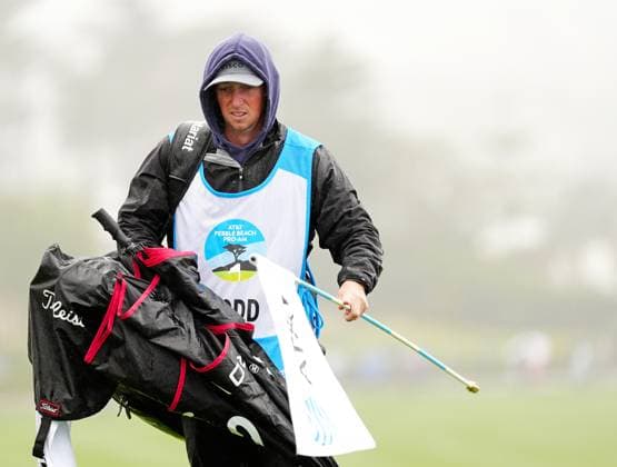 PEBBLE BEACH, CA - FEBRUARY 01: The caddie of PGA, Golf Herren golfer Brendon Todd holds the flag in the rain on the 18th green during the third round of the AT&T Pebble Beach Pro AM on February 1, 2025, at Pebble Beach Golf Links in Pebble Beach, California. (Photo by Brian Spurlock Icon Sportswire) GOLF: FEB 01 PGA AT&T Pebble Beach Pro-Am EDITORIAL USE ONLY Icon25020169