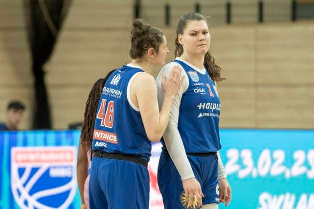 Halle, Germany 01 February 2025 Toyota DBBL 2024 2025 Syntainics MBC vs Saarlouis Royals Pictured from left Romy Bär Baer Halle and River Baldwin Halle SWH arena Sachsen Anhalt Copyright: xFotostandx xxBallaschx