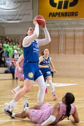 Halle, Germany 01 February 2025 Toyota DBBL 2024 2025 Syntainics MBC vs Saarlouis Royals Pictured from left in the duel River Baldwin Halle and Erika Davenport Saarlouis SWH arena Sachsen Anhalt Copyright: xFotostandx xxBallaschx