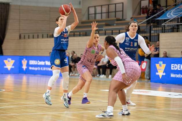 Halle, Germany 01 February 2025 Toyota DBBL 2024 2025 Syntainics MBC vs Saarlouis Royals Pictured from left Dominika Fiszer Halle , Magaly Meynadier Saarlouis , Erika Davenport Saarlouis SWH arena Sachsen Anhalt Copyright: xFotostandx xxBallaschx