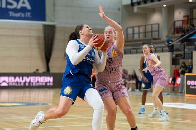 Halle, Germany 01 February 2025 Toyota DBBL 2024 2025 Syntainics MBC vs Saarlouis Royals Pictured from left in duel River Baldwin Halle and Haley Frank Saarlouis SWH arena Sachsen Anhalt Copyright: xFotostandx xxBallaschx
