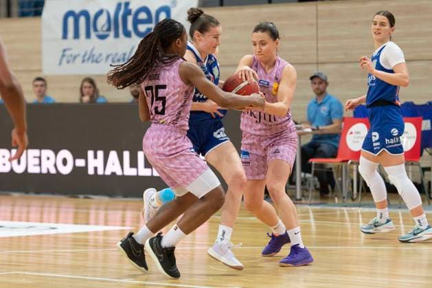 Halle, Germany 01 February 2025 Toyota DBBL 2024 2025 Syntainics MBC vs Saarlouis Royals In the picture from left in the duel Martha Burse Saarlouis , Nicole Brochlitz Halle and Magaly Meynadier Saarlouis SWH arena Sachsen Anhalt Copyright: xFotostandx xxBallaschx