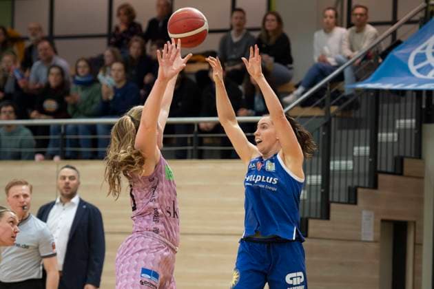 Halle, Germany 01 February 2025 Toyota DBBL 2024 2025 Syntainics MBC vs Saarlouis Royals Pictured from left in duel Monika Jasnowska Saarlouis and Taylah Simmons Halle SWH arena Sachsen Anhalt Copyright: xFotostandx xxBallaschx