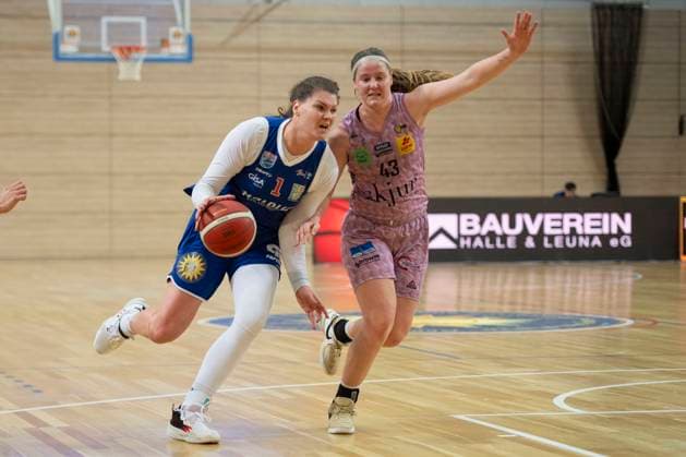 Halle, Germany 01 February 2025 Toyota DBBL 2024 2025 Syntainics MBC vs Saarlouis Royals Pictured from left in duel River Baldwin Halle and Haley Frank Saarlouis SWH arena Sachsen Anhalt Copyright: xFotostandx xxBallaschx