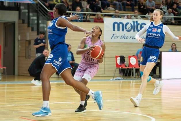 Halle, Germany 01 February 2025 Toyota DBBL 2024 2025 Syntainics MBC vs Saarlouis Royals In the picture from left in the duel Krystal Freeman Halle and Martha Burse Saarlouis SWH arena Sachsen Anhalt Copyright: xFotostandx xxBallaschx