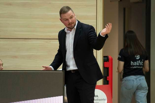 Halle, Germany 01 February 2025 Toyota DBBL 2024 2025 Syntainics MBC vs Saarlouis Royals In the picture Head Coach Matiss Rozlapa Saarlouis gestures on the pitch SWH arena Sachsen Anhalt Copyright: xFotostandx xxBallaschx