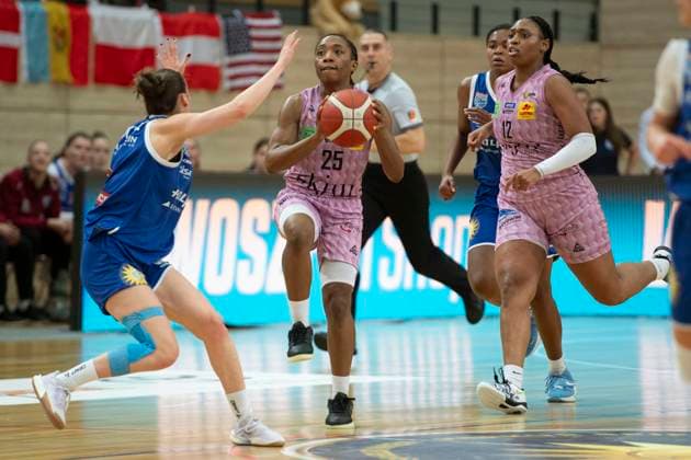 Halle, Germany 01 February 2025 Toyota DBBL 2024 2025 Syntainics MBC vs Saarlouis Royals In the picture from left in the duel Taylah Simmons Halle , Martha Burse Saarlouis and Erika Davenport Saarlouis SWH arena Sachsen Anhalt Copyright: xFotostandx xxBallaschx