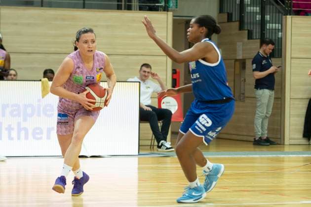 Halle, Germany 01 February 2025 Toyota DBBL 2024 2025 Syntainics MBC vs Saarlouis Royals Pictured from left Magaly Meynadier Saarlouis and Krystal Freeman Halle SWH arena Sachsen Anhalt Copyright: xFotostandx xxBallaschx