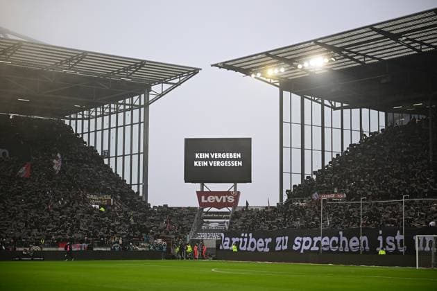 Soccer I Men I Season 2024 2025 I Bundesliga I 20 Matchday I FC St Pauli FC Augsburg I 1 2 2024 Banner who fights against Nazis cannot rely on the state, Holocaust Memorial Day, minute of silence, choreo, symbolic photo Kein Vergeben, Kein Vergessen, scoreboard Hamburg Millerntor Stadion Hamburg Germany Copyright: xLobeca AndreasxHannigx