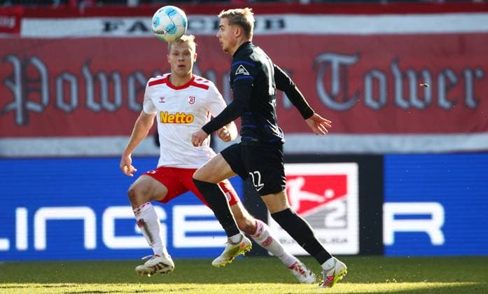 Louis Breunig - Marten Winkler , 2.Bundesliga , Jahn Regensburg-Hertha Berlin , Fußball , in den Jahnstadion , Regensburg , Bayern , Deutschland . Februar 01, 2025 . Photo by: Davide Elias Ipa Photo Pressefoto DENL Copyright: xDavidexEliasx