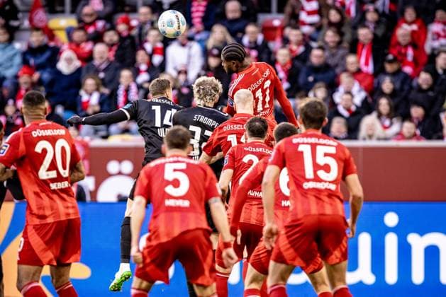 Soccer Men 2 Bundesliga 20 Matchday Season 2024 2025 Fortuna Düsseldorf vs SSV Ulm 1846 Football 01 02 25 Turmoil in the Fortuna penalty area New signing 14 Dennis Dressel SSV Ulm 1846 Football , 32 Philipp Strompf SSV Ulm 1846 Football , 11 Moritz Broni Kwarteng Fortuna Düsseldorf, new signing on loan from VfL Bochum DFL regulations prohibit any use of photographs as image sequences and or quasi video Düsseldorf Merkur Spiel Arena Nordrheinwestfalen Germany