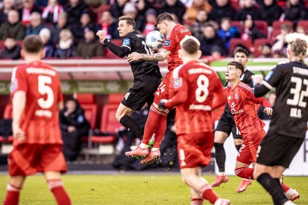 Soccer Men 2 Bundesliga 20 Matchday Season 2024 2025 Fortuna Düsseldorf vs SSV Ulm 1846 Soccer 01 02 25 New entry 14 Dennis Dressel SSV Ulm 1846 Soccer , 24 Dawid Kownacki Fortuna Düsseldorf DFL regulations prohibit any use of photographs as image sequences and or quasi video Düsseldorf Merkur Spiel Arena Nordrheinwestfalen Germany