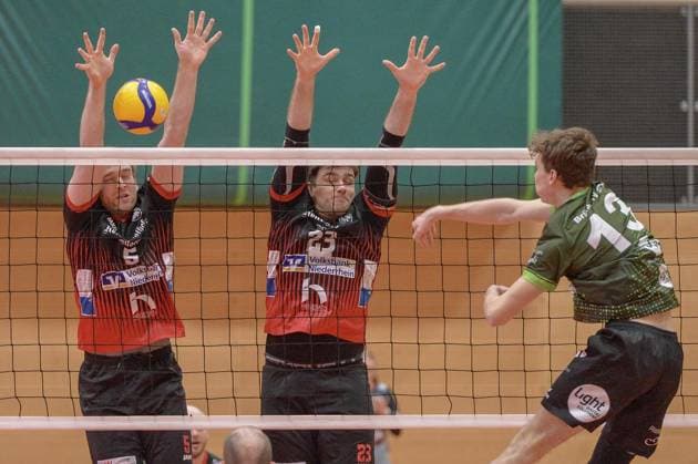 Volleyball, 3 Liga Moerser SC Brühler TV FOR EDITORIAL PURPOSES ONLY p Robin Wallau, right, battling Tim Ihde, left, and Luca Wagner, center, on Saturday, 01 02 2025, in the match Moerser SC against Brühler TV at the Enni Sportzentrum in Moers Moerser SC, red shirts, plays against Brühler TV, green shirts, in the Volleyball 3 Liga, season 2024 2025 Germany NRW Moers Copyright OleksandrxVoskresenskyi Copyright: OleksandrxVoskresenskyi doc7z6ttiwngqec6hczlai ,EDITORIAL USE ONLY Copyright: OleksandrxVoskresenskyi